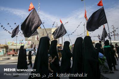 راهنمایی زائرین اربعین توسط خادمان افتخاری